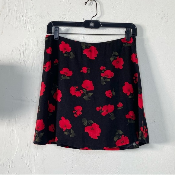 💃🏻SOLD💃🏻 Vintage 90s Black/Red Poppy Floral Print High Waist Mini Skirt - Picture 2 of 8